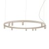 Minimalistyczna beżowa lampa wisząca okrąg FOURTY ROUND LED XI zawieszona na regulowanych linkach nad drewnianym stołem w jadalni w stylu japandi.